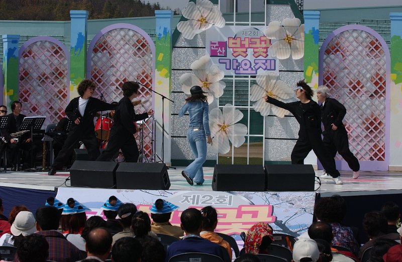 제2회 벚꽃가요제에서 노래하며 춤추시는 장면