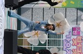 제2회 벚꽃가요제에서 노래하시는 장면사진(00002)