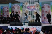 제2회 벚꽃가요제에서 노래하시는 장면사진(00014)