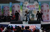 제2회 벚꽃가요제에서 노래하시는 장면사진(00015)