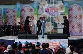 제2회 벚꽃가요제에서 노래하시는 장면사진(00018)