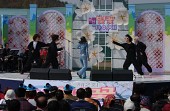 제2회 벚꽃가요제에서 노래하며 춤추시는 장면사진(00002)