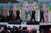 제2회 벚꽃가요제에서 노래하며 춤추시는 장면사진(00003)