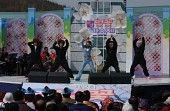 제2회 벚꽃가요제에서 노래하며 춤추시는 장면사진(00004)