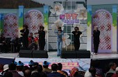제2회 벚꽃가요제에서 노래하며 춤추시는 장면사진(00006)