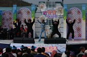 제2회 벚꽃가요제에서 노래하며 춤추시는 장면사진(00007)