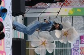 제2회 벚꽃가요제에서 노래하며 춤추시는 장면사진(00010)