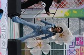 제2회 벚꽃가요제에서 노래하며 춤추시는 장면사진(00018)
