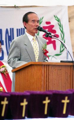 지경교회 건축 기념식 축사하시는 시장님