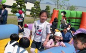 야외 놀이방에서 놀고있는 아이들사진(00006)