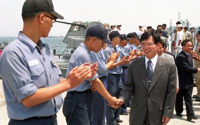 군산호 자매결연을 축하하는 장면