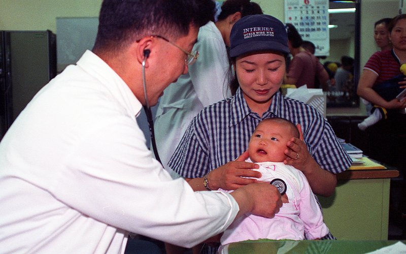 청원조회, 영유아 무료검진해주는 장면