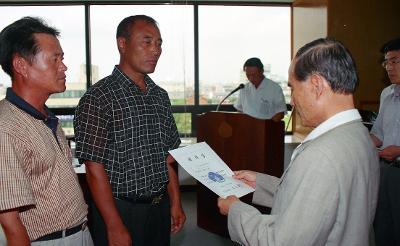 수산지원 위촉장을 수여하시는 시장님