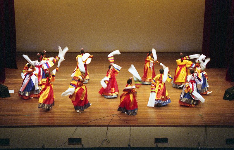 전통춤을 공연하는 샛별 공연단