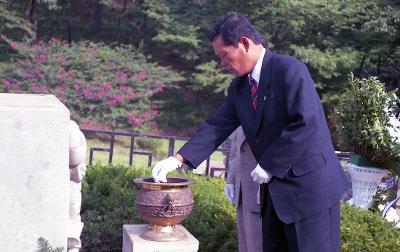 은파 기념탑에 참배하는 장면