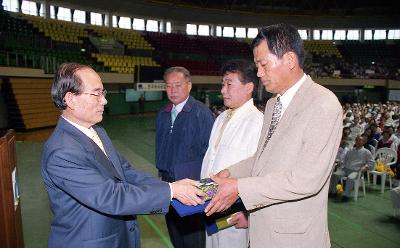 노인의 날 기념 상장 전달하시는 시장님