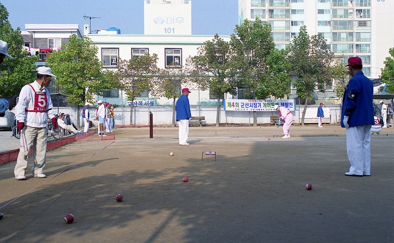 군산 시장기 쟁탈 게이트볼 경기하는 장면