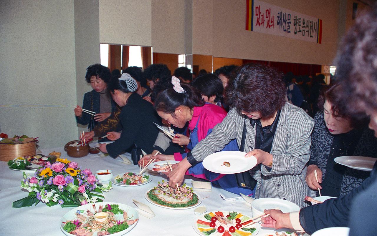 요리를 시식하는 시민들