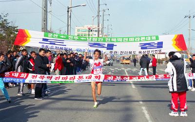 도착점에 도착한 마라톤 선수