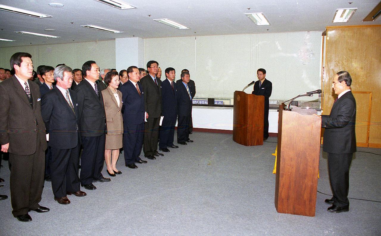 임명장 교부하기 전 연설하시는 시장님