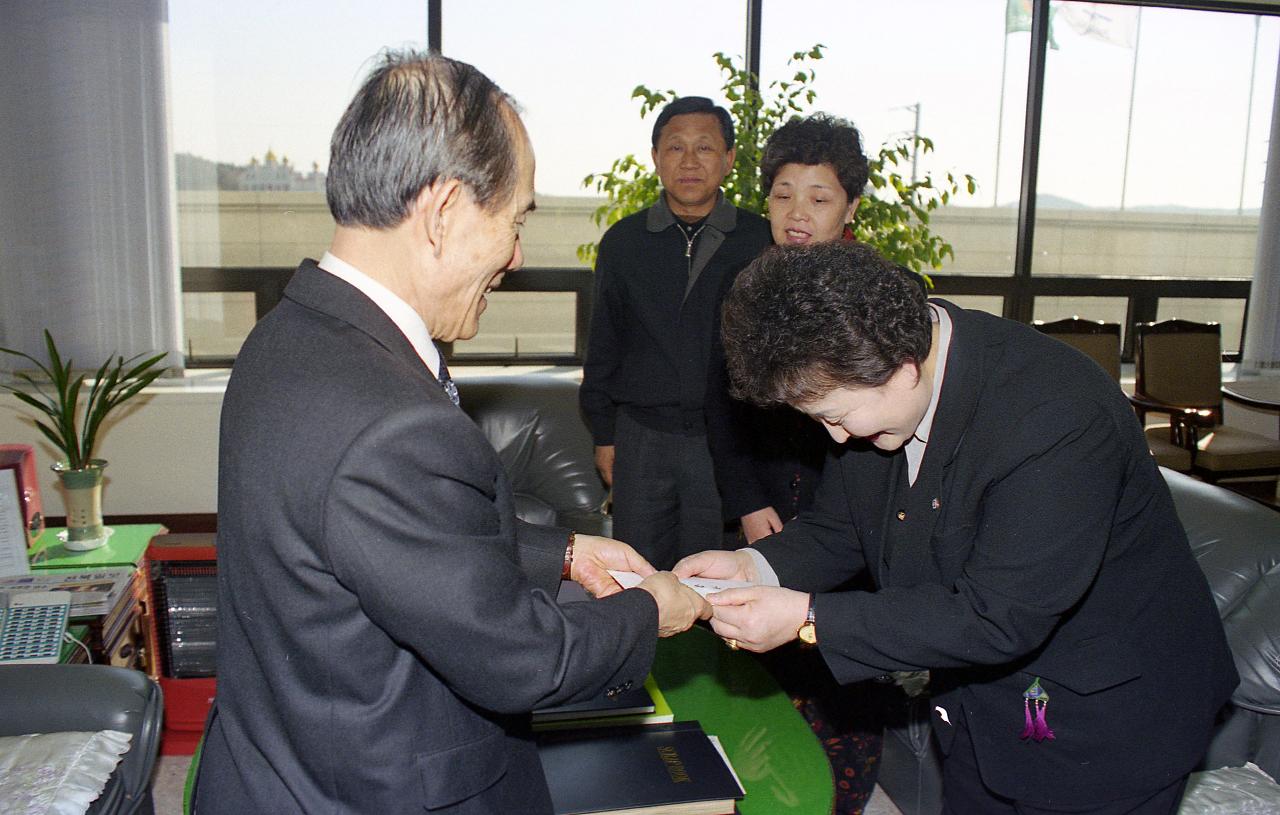 장학기금전달하는 장면