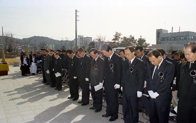 묵념하고있는 관계자분들