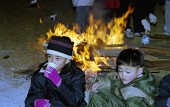 모닥불 앞에서 구경하는 아이들사진(00002)