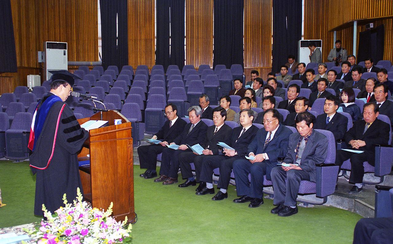 군산대 최고경영관리자과정 제 10회 입학식 개회사를 하는 장면