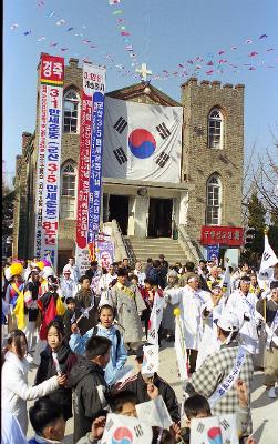 태극기를 들며 교회앞에 모인 사람들