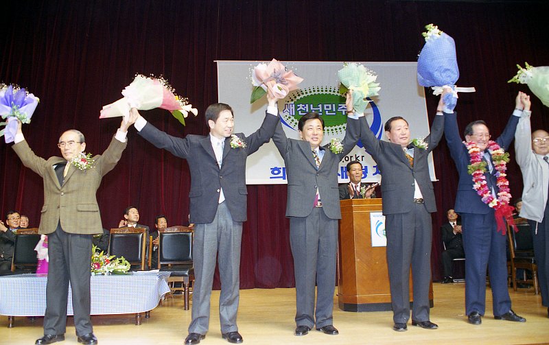 민주당 개원 대회 꽃다발들고 만세하는 의원님들