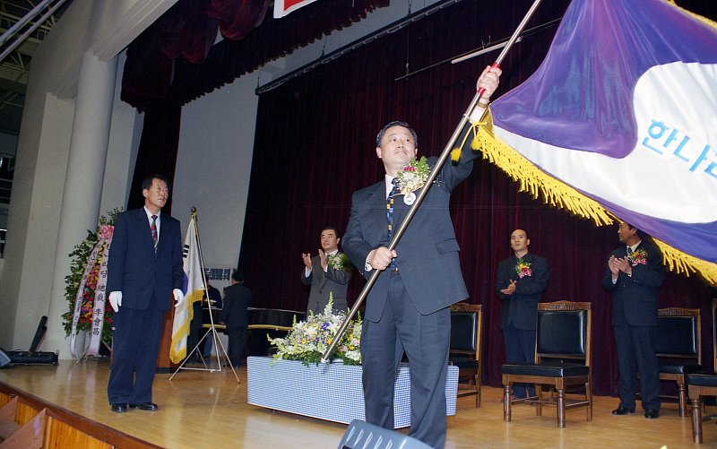 한나라당 깃발을 흔드는 의원님