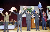 민주당 개원 대회 꽃다발들고 만세하는 의원님들사진(00004)