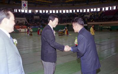 벚꽃 마라톤대회 관계자분들이 악수하는 장면