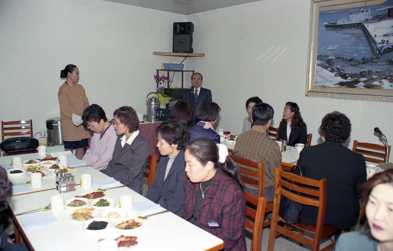 오미자환영인사 하시는 시장님과 모인 관계자분들