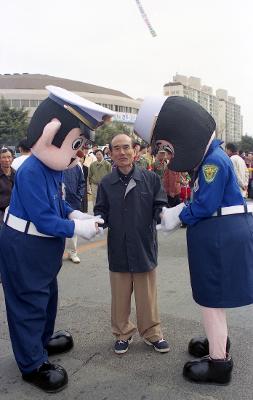 경찰 마스코트와 악수하는 시장님