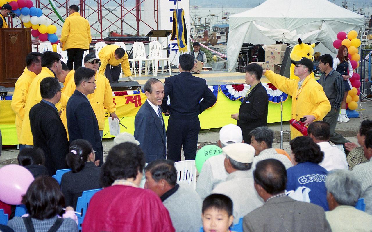 해산물 축제 행사장에 오신 시장님