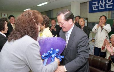 당선 축하 꽃다발을 받는 강현욱 후보