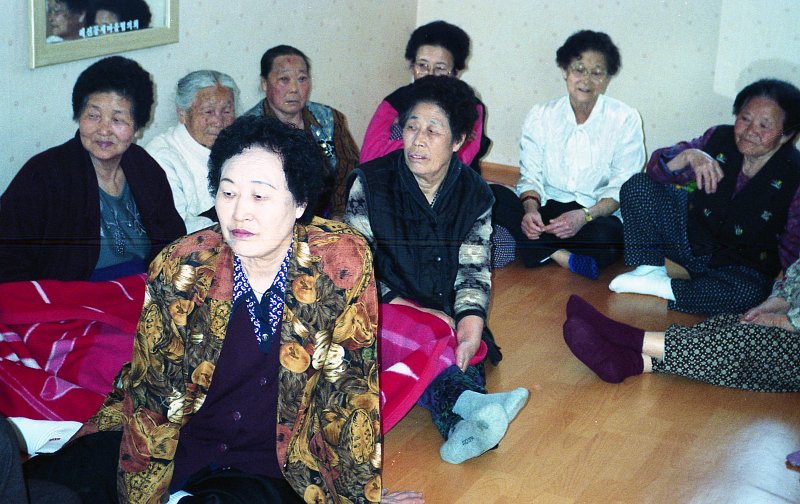 한 방안에 모여있는 실향민 할머니들