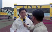 인터뷰를 하고있는 마라톤대회 관계자사진(00009)