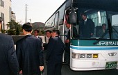 대구시 동구협의회 방문해 버스에서 내리는 모습사진(00001)