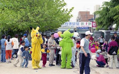 인형옷을 입고있는 사람들과 축제를 즐기는 사람들