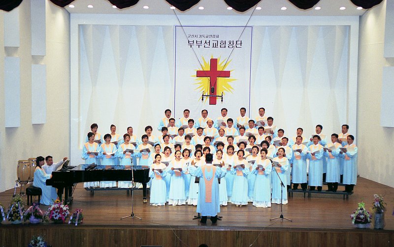 하늘색 가운을 입고 합창공연을 하는 부부선교단