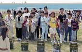 투호놀이를 하고있는 어린이들의 모습사진(00003)