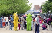 인형옷을 입고있는 사람들과 축제를 즐기는 사람들사진(00005)