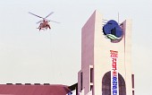 훈련건물 위를 날아가는 헬리콥터사진(00005)