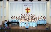 하늘색 가운을 입고 합창공연을 하는 부부선교단사진(00003)
