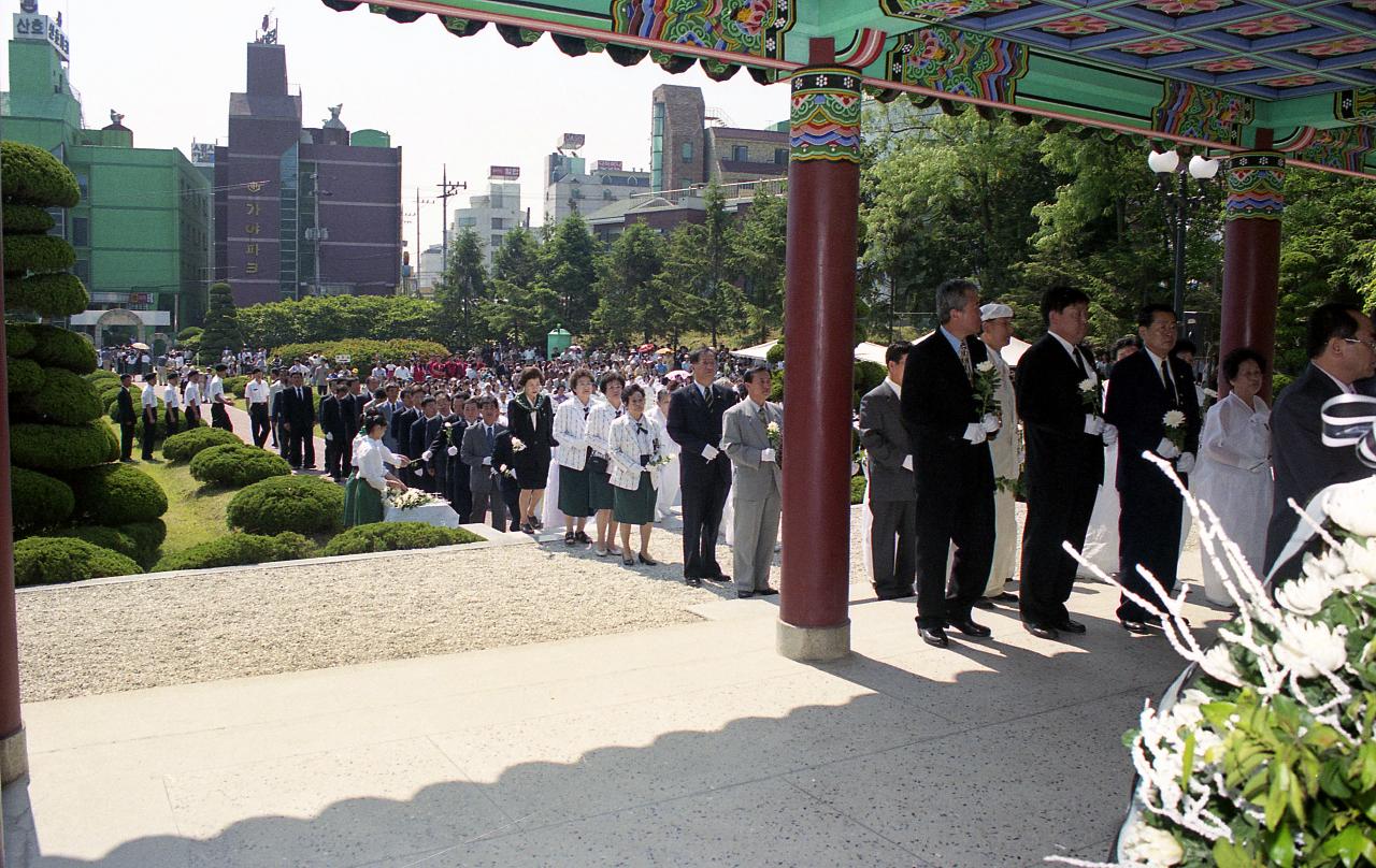 현충일을 맞아 조문하러 온 시민들의 행렬