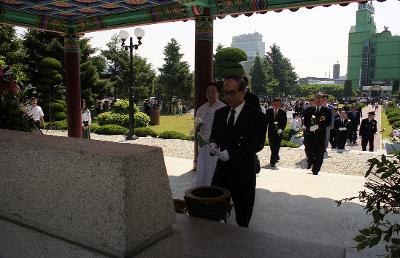 현충일을 맞아 조문하러 온 시장님