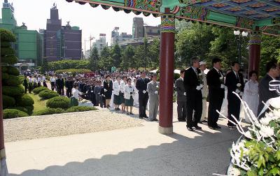 현충일을 맞아 조문하러 온 시민들의 행렬