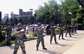 군복을입은 군인들이 총을 하늘로 향하고 쏠 준비를 하고있는 모습사진(00001)